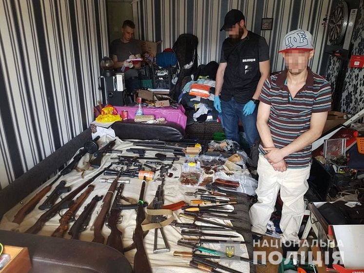 ﻿В орендованій квартирі в Києві виявили арсенал зброї та наркотики – поліція
