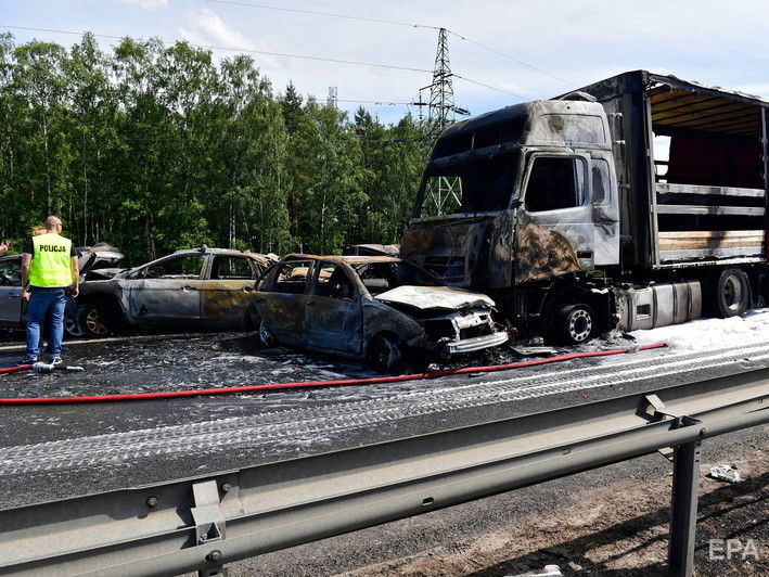 В Польше произошла авария с грузовиком и шестью легковыми авто, погибло шесть человек