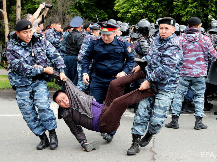 ﻿У Казахстані на демонстраціях проти виборів затримали сотні людей