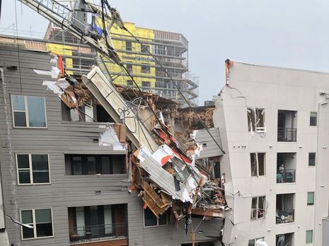 В американском Далласе башенный кран упал на жилой дом: один погибший, шестеро травмированных