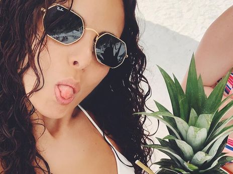 Каменских, загорающая топлес, показала ягодицы в стрингах