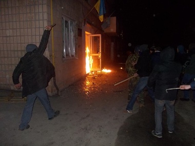 В Луцке сожгли офисы Партии регионов и КПУ. Фоторепортаж