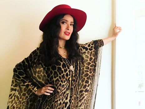 52-летняя Хайек учится кататься на роликах