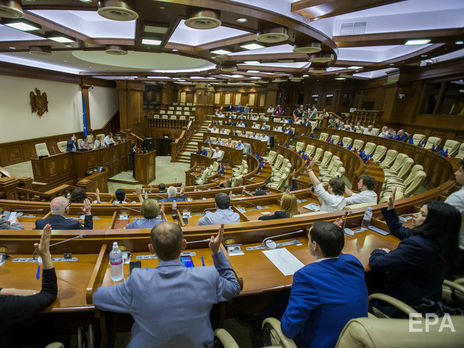 Конституционный суд Молдовы передал полномочия президента и.о. премьер-министра, который первым указом распустил парламент