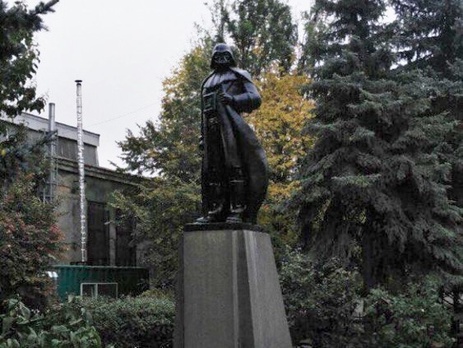 В Одессе памятник Ленину переделали в памятник Дарту Вейдеру