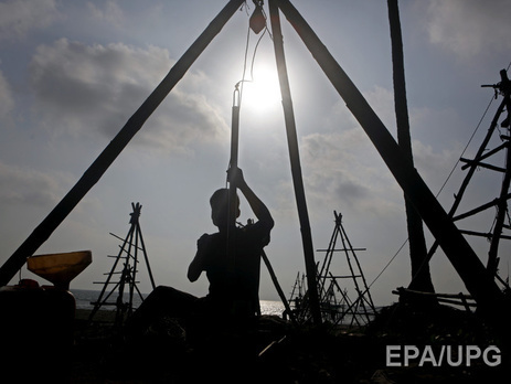 Цена на нефть продолжает колебаться выше $48 за баррель