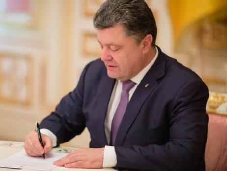 Порошенко подписал закон, который позволяет мобилизованным служить по контракту полгода