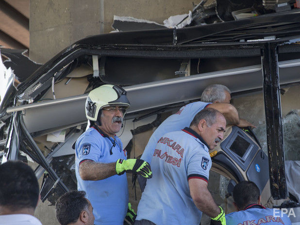 ﻿У Туреччині екскурсійний автобус зіткнувся з автомобілем, чотири людини загинули