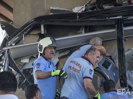 В Турции экскурсионный автобус столкнулся с автомобилем, четыре человека погибли