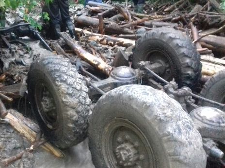 ﻿МВС: Лісовоз у Закарпатській області міг перекинутися через зливи і підйом рівня води