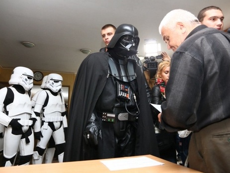 В Одессе Дарт Вейдер не смог проголосовать, а Чубакку задержала полиция. Фоторепортаж