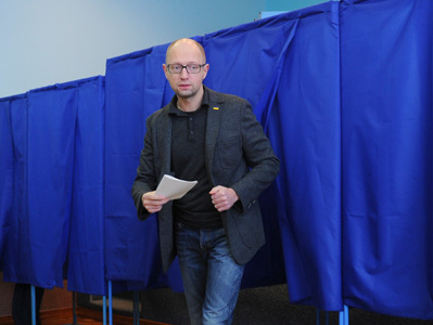 Яценюк: Сейчас основное – это подсчет голосов