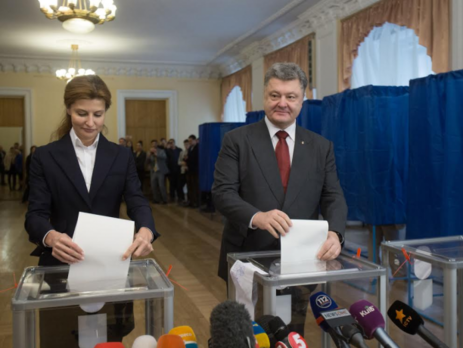 Порошенко поручил Раде внести изменения в законодательство, чтобы провести выборы в Мариуполе и Красноармейске