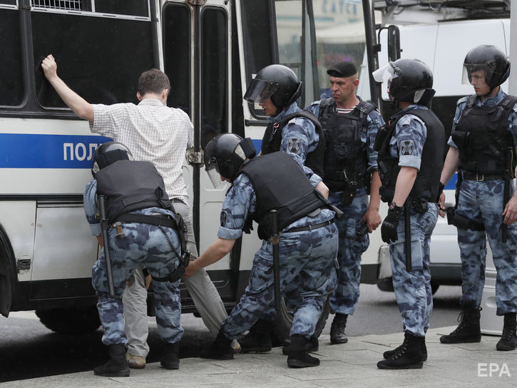 "Выкрикивала антиправительственный лозунг "Иван Голунов“. Журналисты узнали об админпротоколе, который полиция выписала одной из участниц шествия в Москве