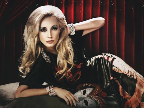 Орбакайте в США сфотографировалась со скелетами на улице