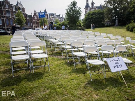 Родственники жертв катастрофы рейса MH17 провели акцию у посольства РФ в Гааге