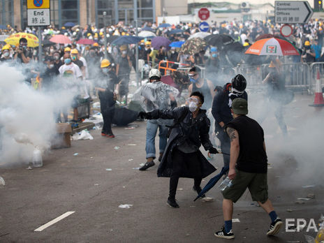 ﻿Поліція в Гонконзі застосувала проти протестувальників гумові кулі, газ і кийки. Фоторепортаж