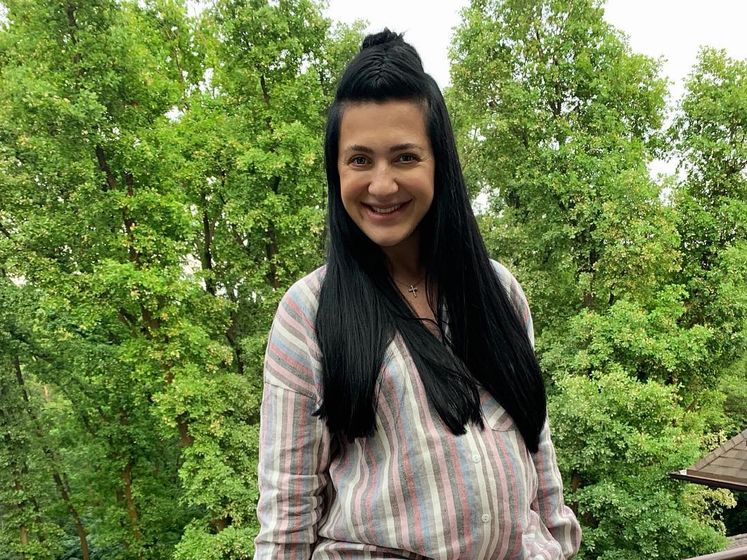 Жена Бабкина показала голый живот на последнем сроке беременности и назвала дату родов