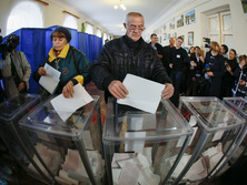 Дайджест 26 октября: Первые результаты местных выборов, в Чечне начались слушания по делу Карпюка и Клиха, на Донбассе погиб военный