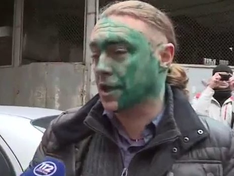 Под зданием Печерского суда свободовца Мирошниченко облили зеленкой