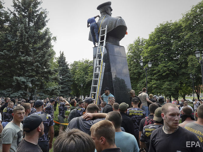 Полиция Харькова проводит обыски по делу о сносе бюста Жукову – активисты