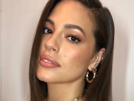 Модель plus size Грэм показала фигуру в бикини-стрингах