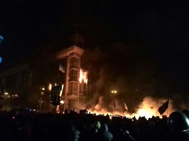 В Михайловский собор принесли обгоревшее тело протестующего