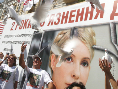 Тимошенко: Янукович убивает мирных граждан ради власти