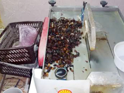 В Черновцах правоохранители ликвидировали подпольный цех по обработке янтаря