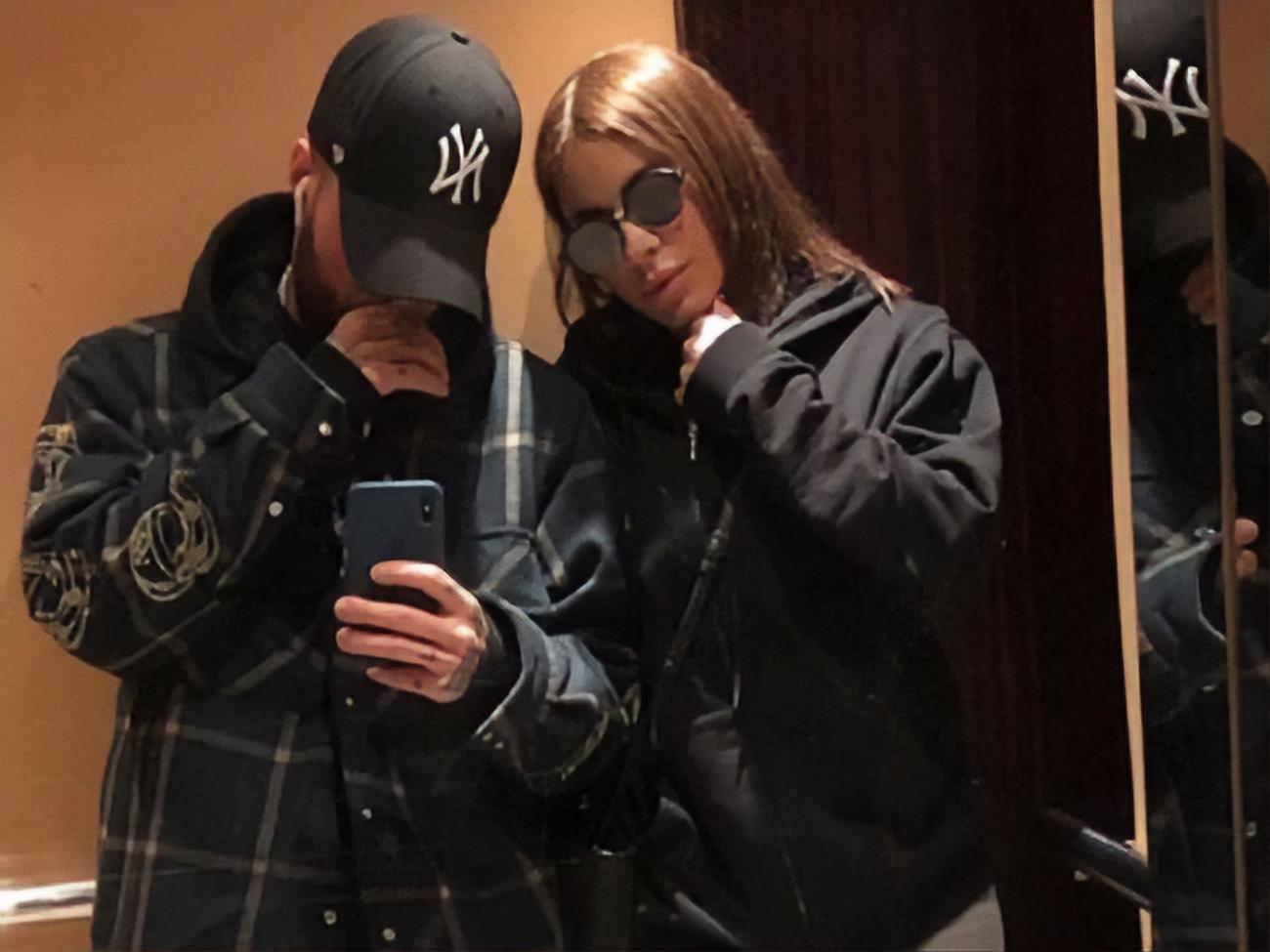 омыраулары салбырап кеткен жас әйелдер