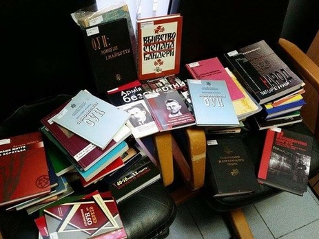 Книги, изъятые из Библиотеки украинской литературы в Москве за экстремизм. Фоторепортаж