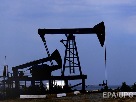 Нефть колеблется выше $48