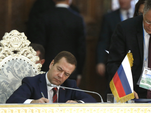 Медведев: С 2016 года Россия вводит экономические санкции против Украины и ужесточает таможенную защиту