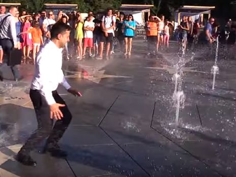 Зеленский в Мариуполе пробежал через работающий фонтан. Видео