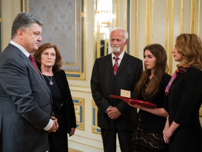 Порошенко вручил семье Кузьмы орден, которым он был посмертно награжден