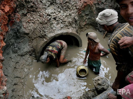 В Индии при попытке почистить канализацию отеля погибло семь человек