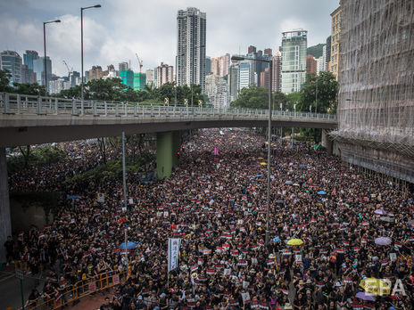 ﻿У Гонконзі протестувальники вимагають відставки глави адміністрації міста. Фоторепортаж