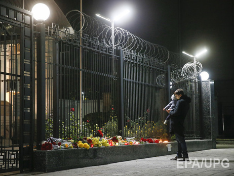 Бабченко: В Киеве десятки людей несут к посольству России цветы. Еще два года назад пришли бы тысячи