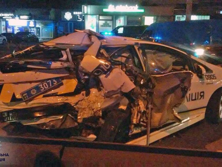 В Киеве пьяный водитель врезался в полицейский автомобиль, пострадали двое патрульных