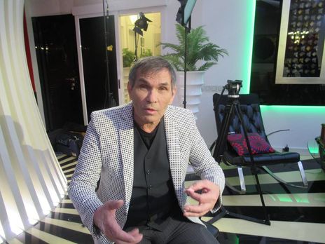 Сын Алибасова заявил, что продюсер чувствует себя лучше. В больнице сказали, что его состояние остается тяжелым