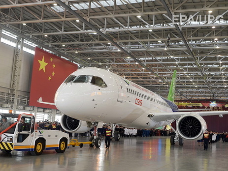Китай представил первый пассажирский самолет собственного производства