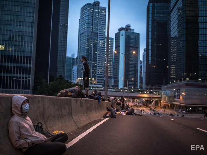﻿У Гонконзі протестувальники звільнили головні дороги міста