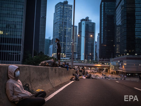 В Гонконге протестующие освободили главные дороги города