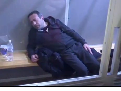 Корбану стало плохо в зале суда