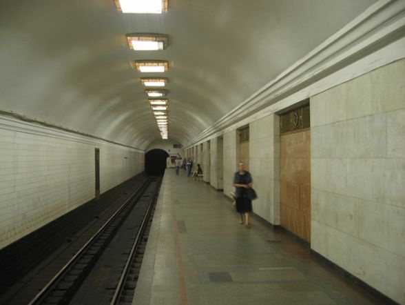 В Киеве на станции метро "Арсенальная" на рельсы метро упал мужчина