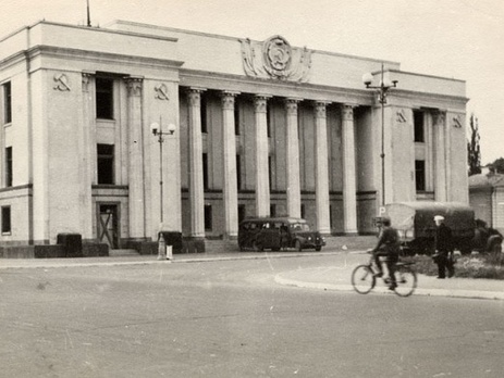 Киевлянка Хорошунова в дневнике 1941 года: Наши не сдают Москву. И как ни тяжело нам, а все-таки — ура! Ведь Гитлер заявлял на весь мир, что до 7 ноября возьмет Москву