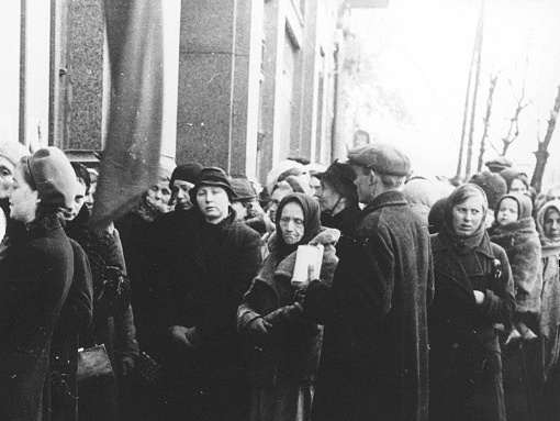 Киевлянка Хорошунова в дневнике 1941 года: Мысли о голоде вытесняют все. Он лишает человеческого облика. Кажется, что за кусочек хлеба готов отдать все