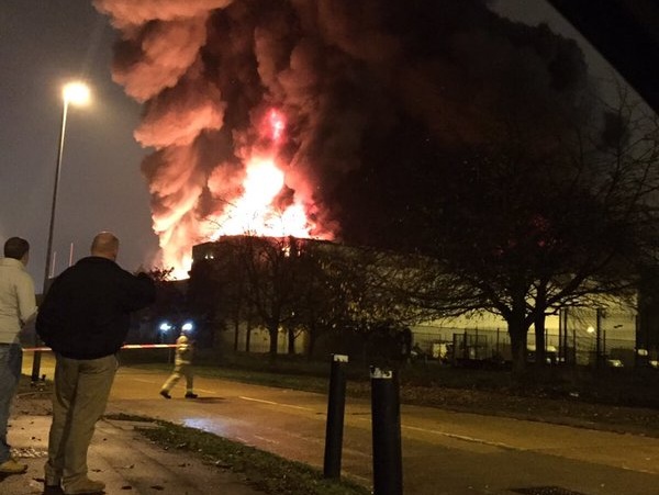 Вблизи Лондона произошла серия взрывов, переросших в масштабный пожар. Видео