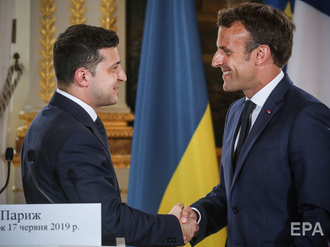 Во время пресс-конференции переводчица некорректно перевела слова Макрона о якобы готовности Зеленского вести переговоры с сепаратистами