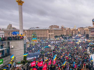 Со сцены призывают протестующих оставаться в периметре Майдана